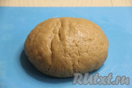 Как только тесто начнёт собираться в ком, выложить его на припылённую мукой поверхность и, постепенно добавляя муку, замесить нежное тесто. Тесто должно чуть липнуть к рукам.