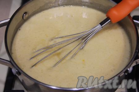 Масса посветлеет и увеличится в объёме. Интенсивно перемешивая, варить масляно-медовую смесь 1-2 минуты на небольшом огне.