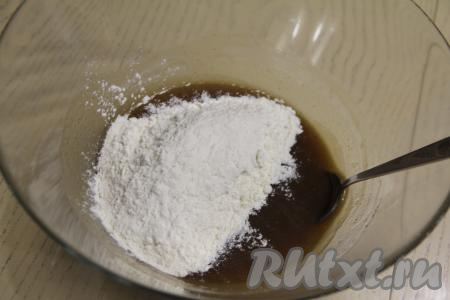 Начать небольшими порциями всыпать просеянную муку, перемешивая тесто сначала ложкой.