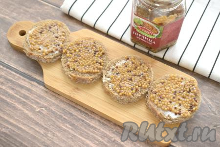 Поверх майонеза кладём зернистую горчицу и распределяем её тонким слоем.