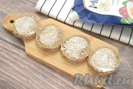 Подсушенный хлеб слегка смазываем майонезом.