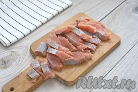 Филе горбуши нарезаем на кусочки толщиной около 1 сантиметра.