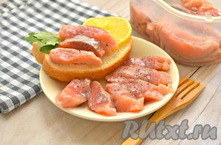 Горбуша быстрого посола получается нежнейшей, по вкусу она напоминает сёмгу. Перед подачей к столу кусочки солёной рыбки можно посыпать свежемолотым чёрным перцем. Мне очень нравятся бутерброды с этой слабосолёной красной рыбкой. Уверена, горбуша, засоленная в рассоле, придётся по вкусу и вам, и вашим близким!