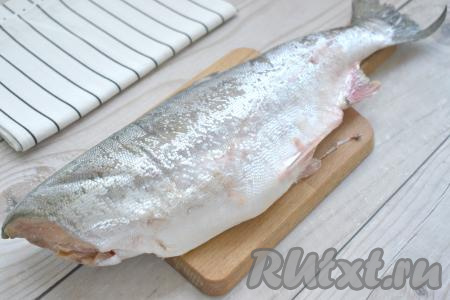 Пока раствор остывает, займёмся подготовкой рыбы. Для этого рецепта я использовала потрошёную свежезамороженную горбушу без головы, вес такой рыбки был примерно 700 грамм. Немного разморозить горбушу при комнатной температуре. Размораживать полностью рыбу не нужно, так её проще будет разделать.