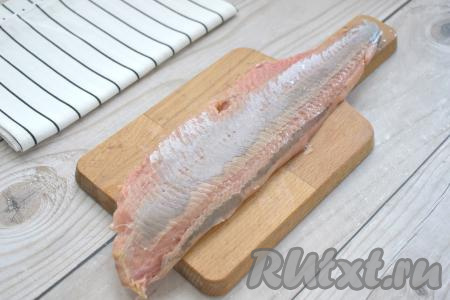 Рыбу без кожи разделываем на филе, удалив хребет и косточки. Вес каждого филе горбуши у меня вышел примерно по 250 грамм.