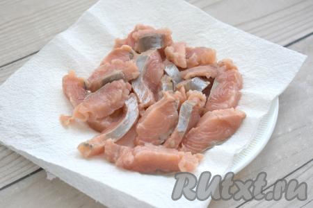 Откидываем рыбку на дуршлаг, а затем убираем лишний рассол, обсушивая кусочки горбуши на бумажном полотенце.