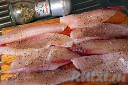 Филе рыбы нарежьте на полоски шириной около 2-3 см, посыпьте специями для рыбы по вкусу (у меня "мельница"), посолите и оставьте на 15 минут. 