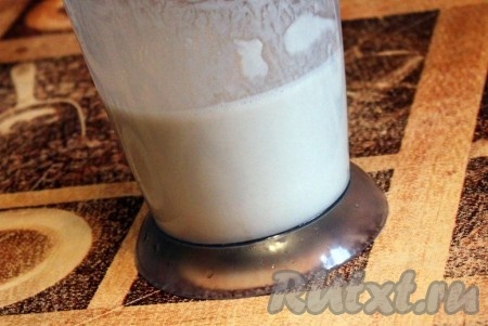 Для приготовления кляра соедините ледяную воду, муку, разрыхлитель, крахмал и арахисовую пасту и тщательно перемешайте.