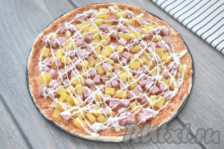 Сверху начинку покрываем сеточкой из майонеза.