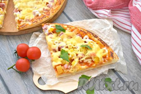 Горячую аппетитную, вкусную и сытную пиццу с ананасами на слоёном тесте разрезаем на кусочки и сразу подаём к столу.