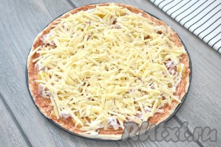 Сверху посыпаем начинку сыром, натёртым на крупной тёрке.