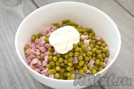 Для заправки используем сметану (или майонез).