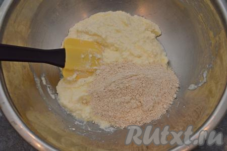 Всыпать 3 столовых ложки овсяной муки в творожную массу.