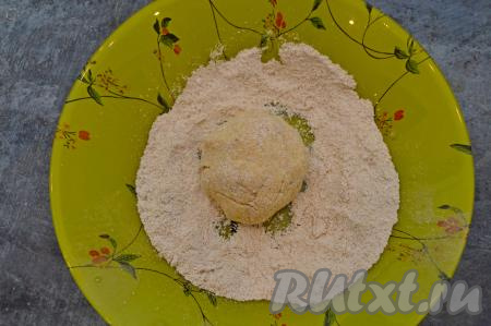Влажными руками из творожно-овсяной массы сформировать небольшой округлый сырник.&nbsp;В отдельную тарелку насыпать 2 столовых ложки овсяной муки и обвалять в ней сформированный сырник со всех сторон.