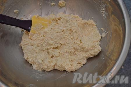 Перемешать до однородности, а затем начать добавлять овсяную муку по столовой ложке, каждый раз вмешивая её в творожное тесто. Должна получиться вязкая, липкая творожно-овсяная масса, которая будет нормально держать форму при формировании сырников, то есть не будет растекаться. Всего мне потребовалось добавить 70 грамм овсяной муки - это примерно 7 столовых ложек. Старайтесь сильно не забивать тесто для сырников овсяной мукой, иначе они будут не вкусными. Как только из теста можно будет формировать сырники, значит больше муку не добавляйте.