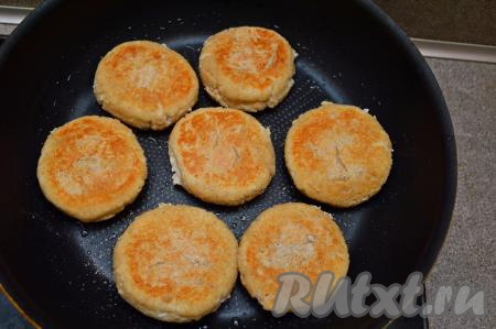 Жарить сырники по 3 минуты с каждой стороны (до румяной золотистой корочки с двух сторон).