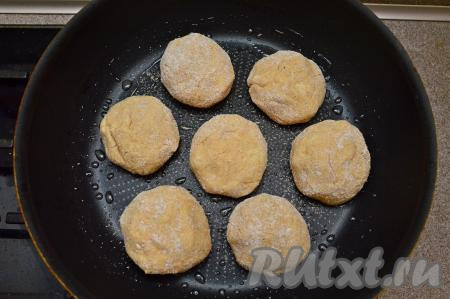 Хорошо разогреть растительное масло в сковороде, выложить сырники, сформированные из творога и овсяной муки.