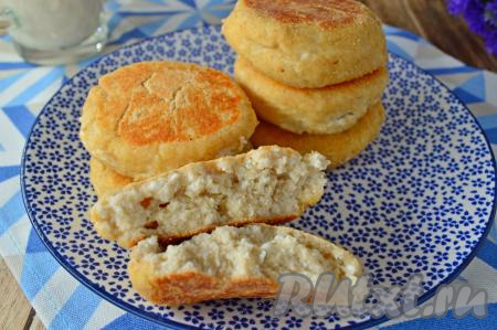 В разломе видно, что эти сырники из овсяной муки получаются не такими светлыми, как сырники из пшеничной муки. Но на вкусе это никак не отражается. Сырники получаются нежнейшими. Их с удовольствием едят и дети, и взрослые!
