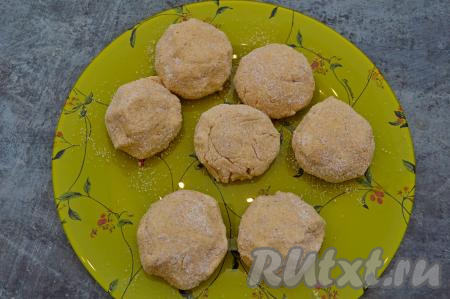 Аналогично сформировать и обвалять в овсяной муке все сырники (у меня получилось 7 штук).