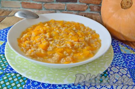 А затем аппетитную, в меру густую овсяную кашу, сваренную на воде с добавлением тыквы, разложить по тарелкам, подать к столу и наслаждаться вкусом и ароматом этого яркого, полезного блюда.