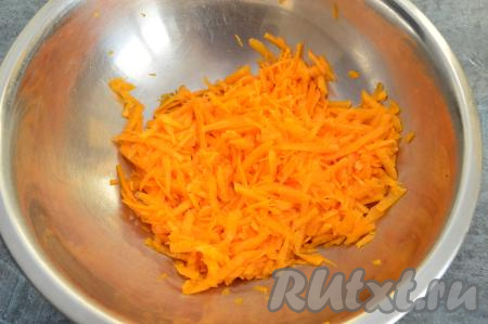 Очистите тыкву от кожуры, удалите волокна с семечками. Натрите 200 грамм очищенной тыквы на крупной тёрке. 