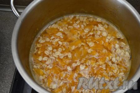 Во время варки периодически перемешивайте овсяную кашу с тыквой.