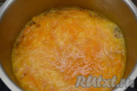 Поставьте кастрюлю на сильный огонь. Как только вода закипит, варите тыкву на небольшом огне 4-5 минут (до мягкости тыквы).