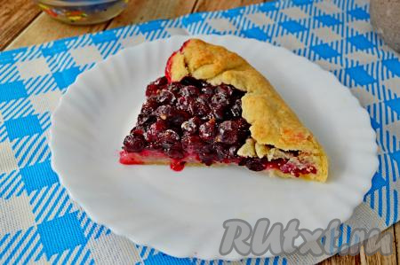 А вот как выглядит галета с чёрной смородиной в разрезе. В этом пироге сочная, в меру сладкая ягодная начинка и тонкое, приятно похрустывающее тесто создают идеальное сочетание вкусов, угощайтесь!
