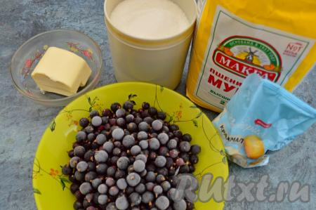 Подготовить продукты для приготовления галеты с чёрной смородиной. В качестве начинки для галеты можно взять как замороженную чёрную смородину, так и свежую. Свежую смородину нужно промыть водой и обсушить, выложив на бумажное полотенце. Если смородина заморожена, достаньте её, чтобы она немного разморозилась (до конца можно не размораживать), выделившуюся жидкость слейте. Сливочное масло должно быть из холодильника.