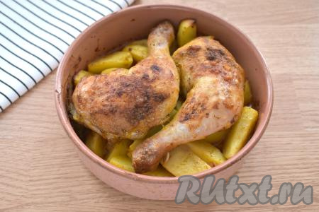 Запекаем куриные окорочка с картошкой в разогретой духовке минут 60 при температуре 180 градусов. Картофель в процессе запекания должен стать мягким, легко протыкаться ножом. Продолжительность приготовления картофеля во многом зависит от толщины нарезки и сорта картошки. Куриные окорочка в процессе запекания покроются золотистой корочкой.