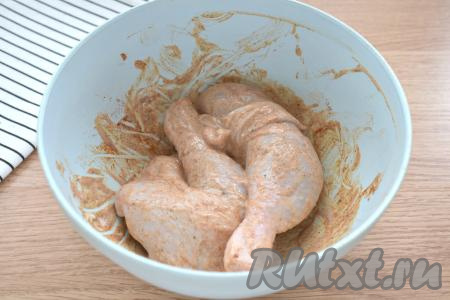 Перемешиваем, тщательно покрывая окорочка сметаной, горчицей и специями со всех сторон.