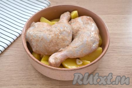 Поверх картофеля выкладываем куриные окорочка.