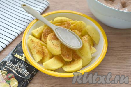 Картошку немного солим, всыпаем к ней готовую приправу для картофеля, вливаем столовую ложку растительного масла.