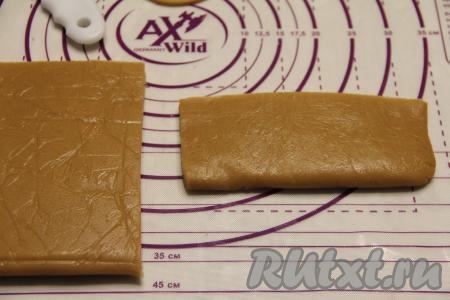 Готовое тесто разделить на несколько частей и на слегка припылённой мукой поверхности раскатать в пласт толщиной примерно 3 миллиметра.