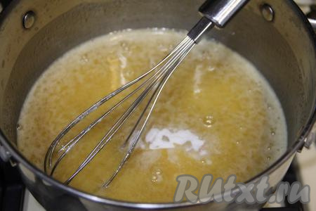 Поставить кастрюлю на умеренный огонь, постоянно помешивая венчиком, довести медово-масляную смесь до кипения. Затем всыпать соду, перемешать.