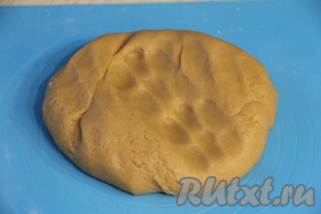 Когда тесто станет сложно перемешивать ложкой, всыпая понемногу муку, вымесить его руками. Вмешивая частями муку в тесто, учитывайте, что пряничное тесто должно получиться пластичным и слегка липким.