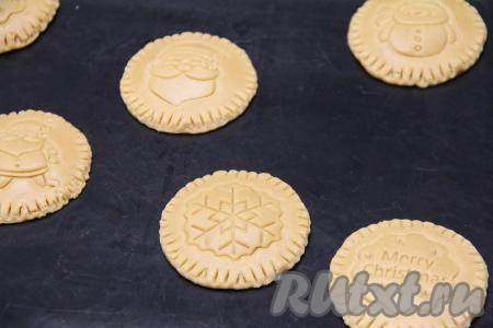 Заготовки пряников с повидлом переложить на противень, застеленный ковриком (или бумагой) для выпечки.