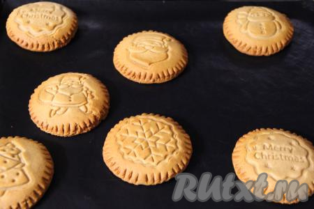 Выпекать пряники в разогретой до 180 градусов духовке минут 15.