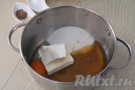 В достаточно глубокую кастрюлю выложить сахар, жидкий мёд, кусочки сливочного масла комнатной температуры и яйцо, перемешать венчиком.
