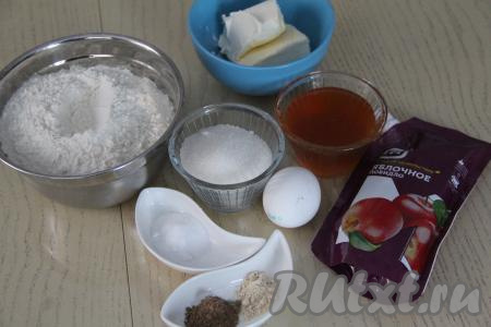 Подготовить продукты для приготовления медовых пряников с начинкой из повидла. Мёд для приготовления пряников нужно брать жидкий, если же мёд засахарился, тогда его можно прогреть на водяной бане (или в микроволновке). Сливочное масло должно быть комнатной температуры, поэтому из холодильника достать его нужно заранее.