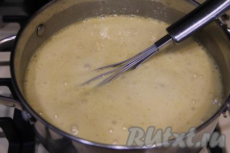 Масса посветлеет и увеличится в объёме, уменьшить огонь и варить минуты 2-3 (до карамельного цвета), постоянно помешивая.