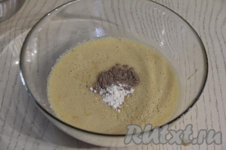 Снять массу с огня, перелить в миску, удобную для замешивания теста, сразу добавить молотые имбирь и корицу, перемешать.