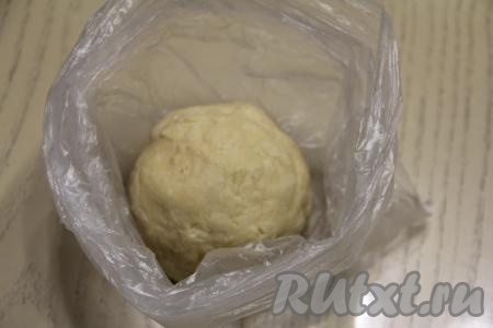 Песочное тесто должно получиться мягким, пластичным, выложить его в пакет и убрать в холодильник минут на 30-40.
