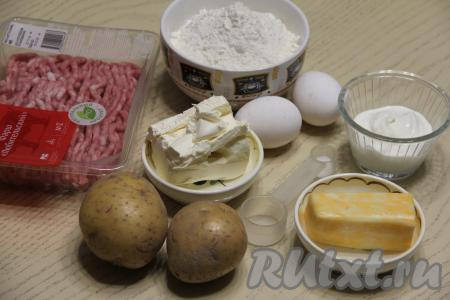 Подготовить продукты для приготовления киша с фаршем и картошкой. Для получения фарша нужно пропустить небольшие кусочки мяса через мясорубку. Можно взять и покупной мясной фарш.