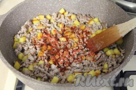 Обжарить фарш с картошкой, разбивая комочки мяса, в течение минут 10, затем добавить соль и специи по вкусу, перемешать, снять с огня, дать немного остыть и начинка для киша готова.