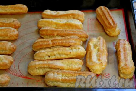 Выпекать эклеры в разогретой духовке минут 15 при температуре 200 градусов, затем убавить температуру до 180 градусов и выпекать ещё 15 минут. Готовые эклеры полностью остудить.