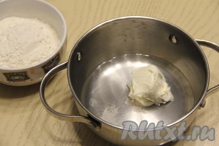 В кастрюлю влить воду, добавить сливочное масло и соль. Поставить кастрюлю на огонь выше среднего.