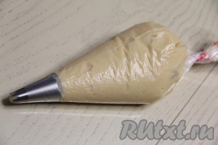 Выложить получившееся заварное тесто в кулинарный мешок, можно с фигурной насадкой.