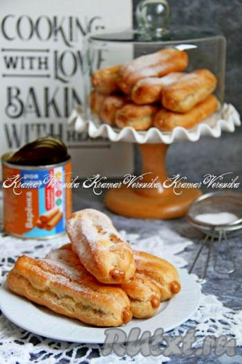 Очень вкусные, аппетитные эклеры с варёной сгущёнкой подать к столу.