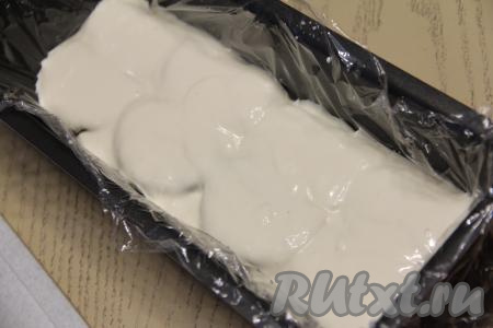 ​​​​​​​Залить частью творожного суфле.&nbsp;